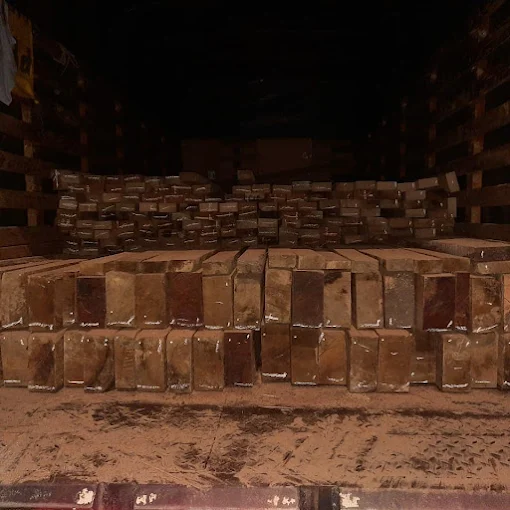 Madera apilada dentro de camión — inventario Maderas JIMA