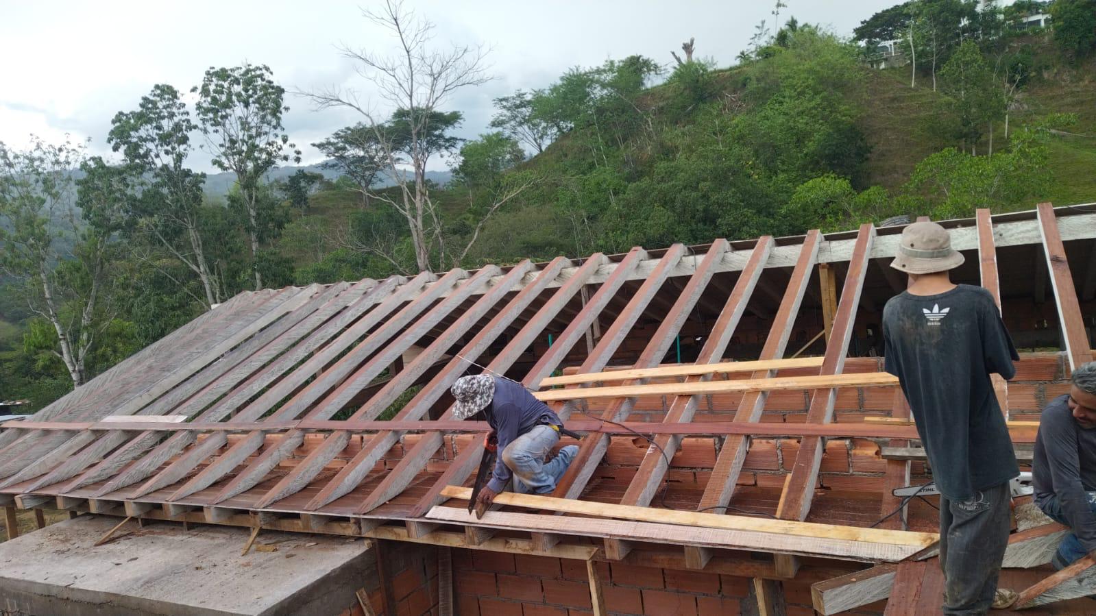 Construcción de estructura de techo en madera — obra rural Antioquia