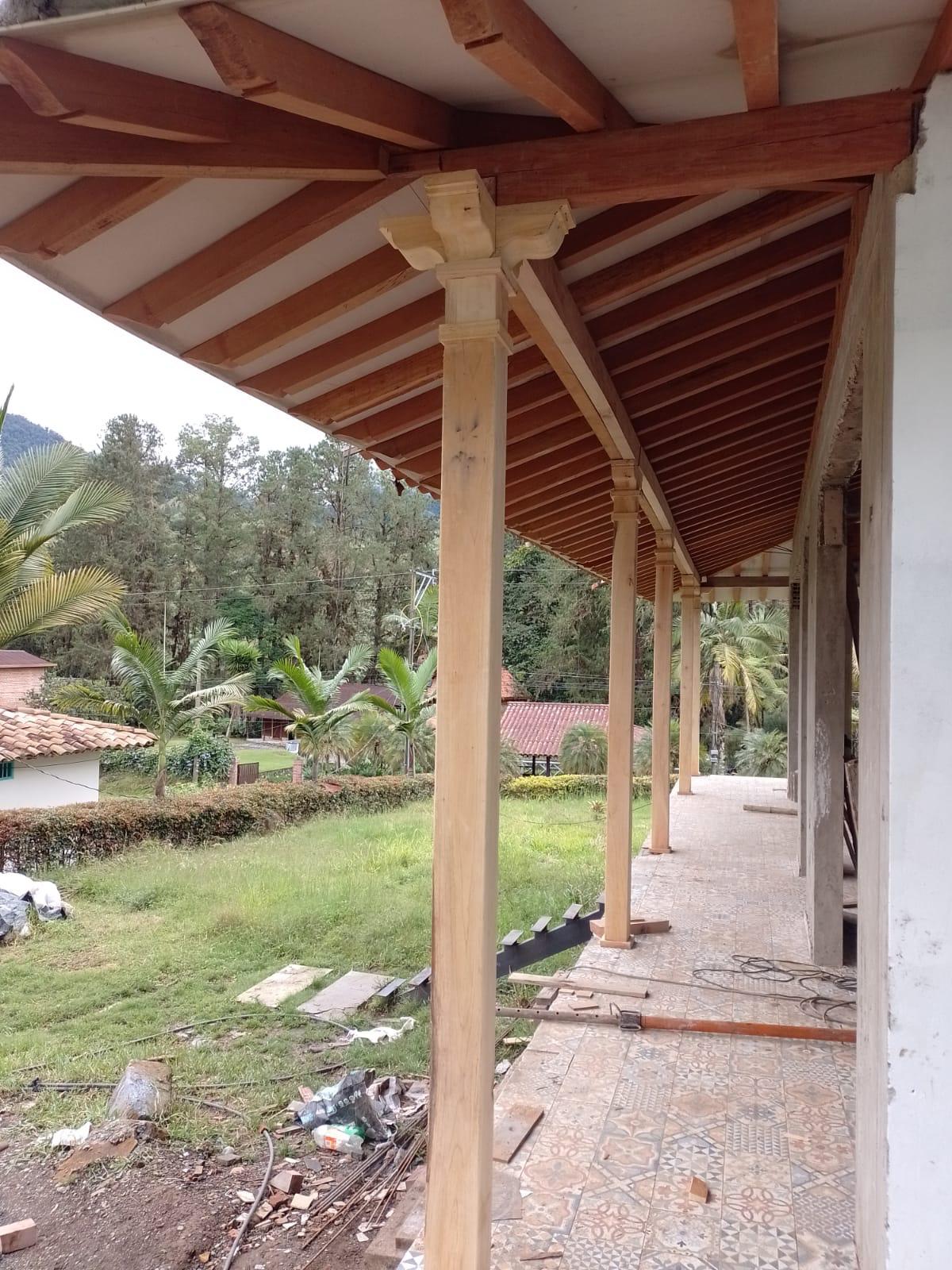 Corredor con columnas en madera y techo — finca en Antioquia