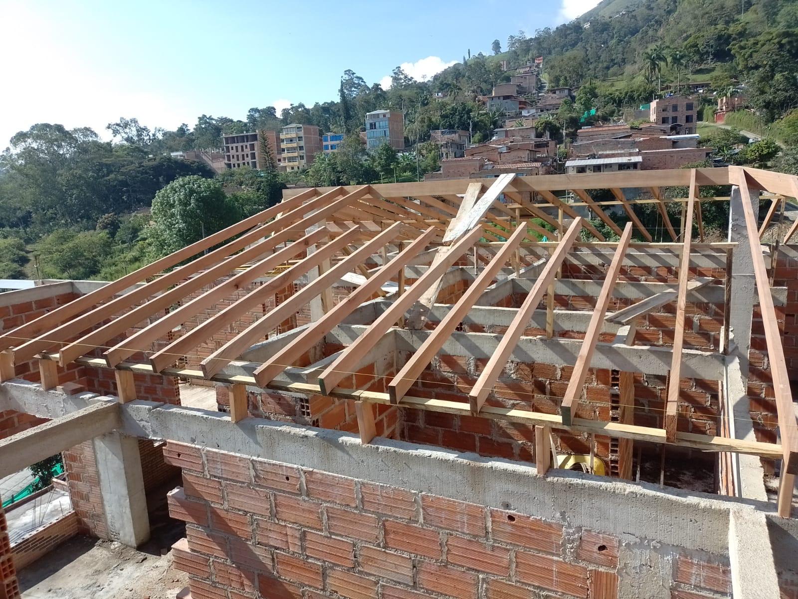 Estructura de techo en madera sobre construcción — Fredonia