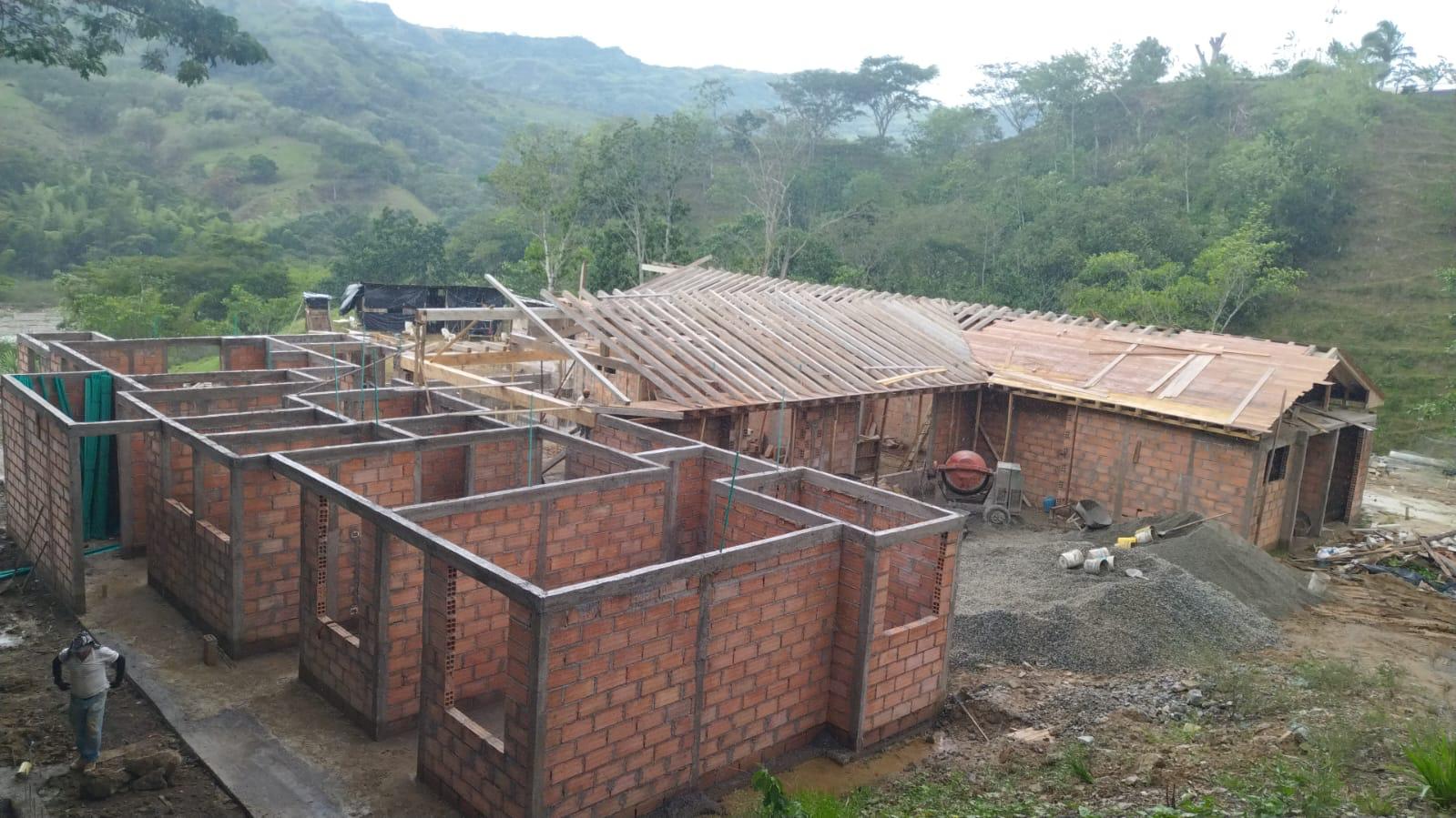 Vista aérea de obra en construcción con techo en madera — Fredonia, Antioquia