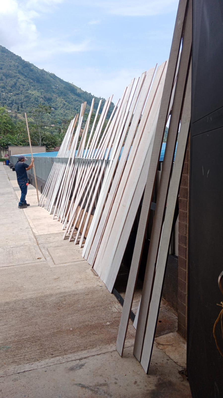 Trabajador organizando tablilla en el depósito — Maderas JIMA