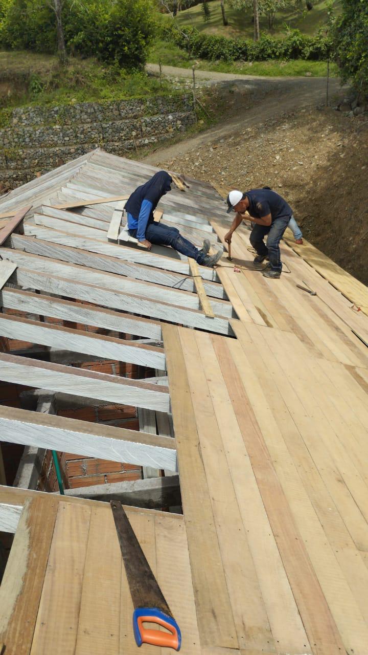Trabajadores instalando tablilla en techo — Maderas JIMA