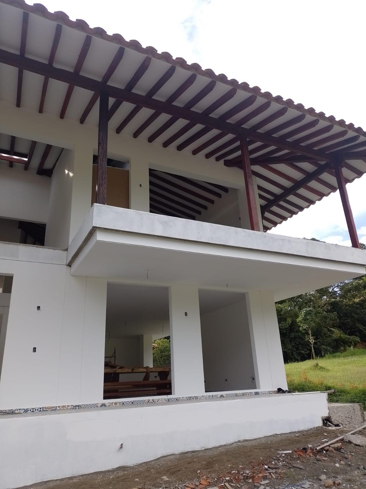 Casa terminada con techo en madera y teja — proyecto Maderas JIMA