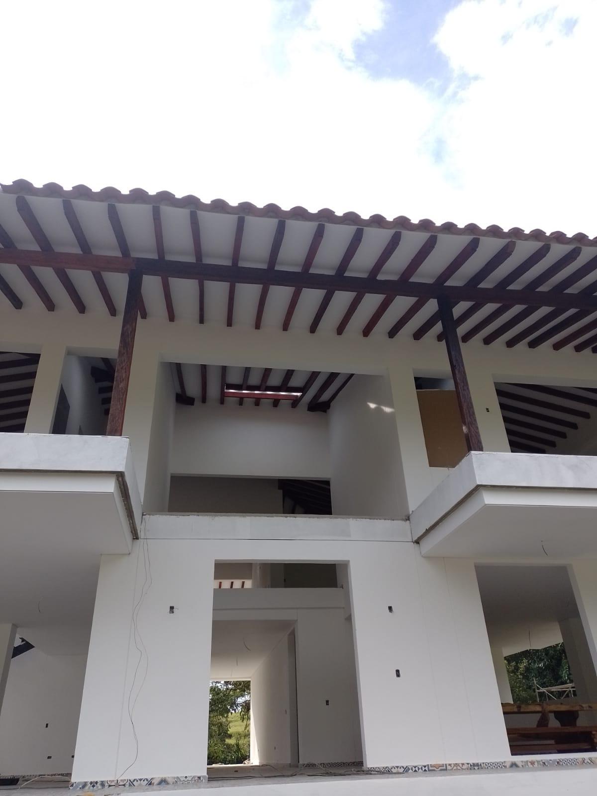 Casa de dos pisos con techo en madera — proyecto terminado
