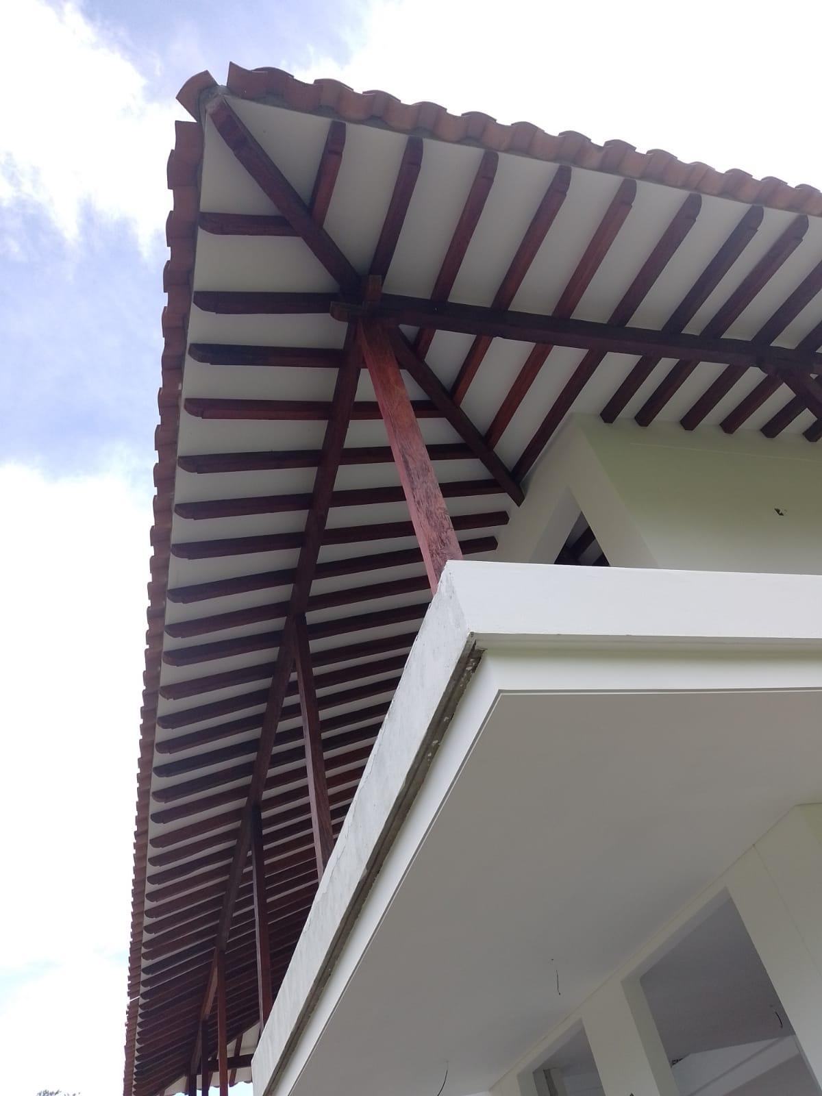 Detalle de esquina de techo con vigas en madera fina — Antioquia