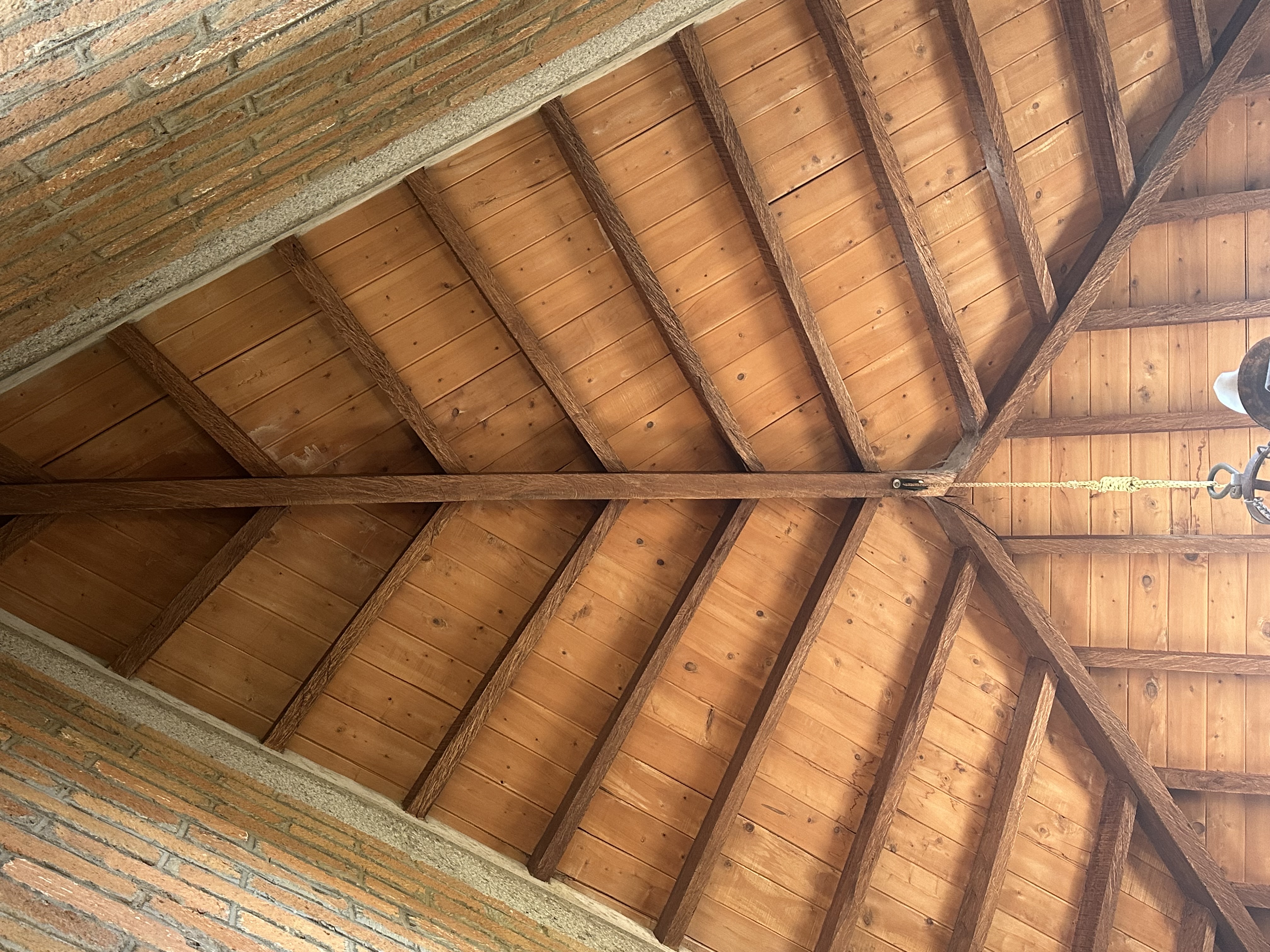 Detalle de vigas y tablilla en madera — trabajo realizado por Maderas JIMA, Fredonia